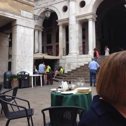 Ostaria Il Grottino - From seating looking at the entrance.