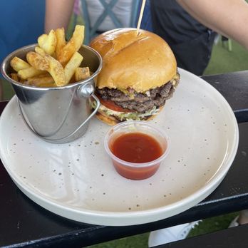 Butler & Barry Gastrobar - Burger - Gastropubs Near Me - Bray, WW