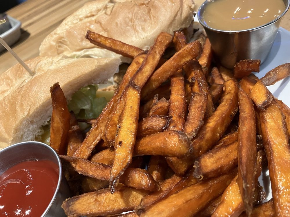 Food from Elliot's Wood Fired Kitchen & Tap