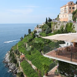 Amalfi Coast Destination Car Service - Photo stop at a hotel