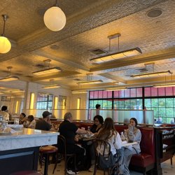 Raymond's - Inside