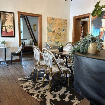 Cuvee Wine & Piano Bar - Cozy interior - Wine Bars Near Me - Fredericksburg, Texas Cuvee Wine & Piano Bar - Cozy interior - Wine Bars Near Me - Fredericksburg, Texas