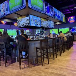 Pluckers Wing Bar - Shenandoah