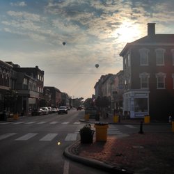 Simplify Guest Homes - Mulberry Street in August right before the famous Blues festival filled it with people.  Simplify is located in the heart of it.