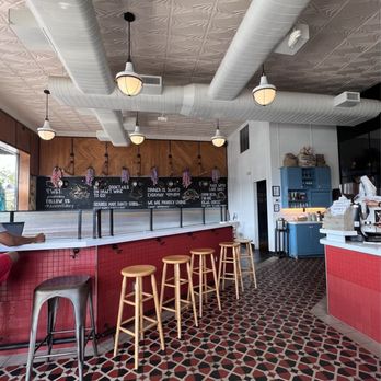 Porno video bir tranny, uning eshagida ikki sik bilan