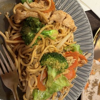 Thai Chef Cuisine - Chicken Chow Mein - Thai Near Me - Azusa, California Thai Chef Cuisine - Chicken Chow Mein - Thai Near Me - Azusa, California