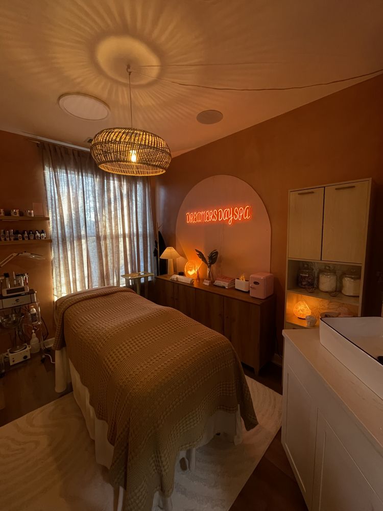 Dreamers Day Spa Logo