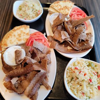 Dengeos - Skokie - a tray of food - Barbeque Near Me - Skokie, Illinois