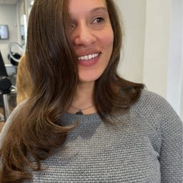 Uneven, hair pulled from the back to the side Uneven, hair pulled from the back to the side
