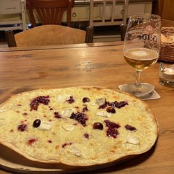 L'Osteria - Flammkuchen Camembert mit Preiselbeeren und Trauben