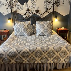 Old Town GuestHouse - Colorado Columbine Room with King Bed