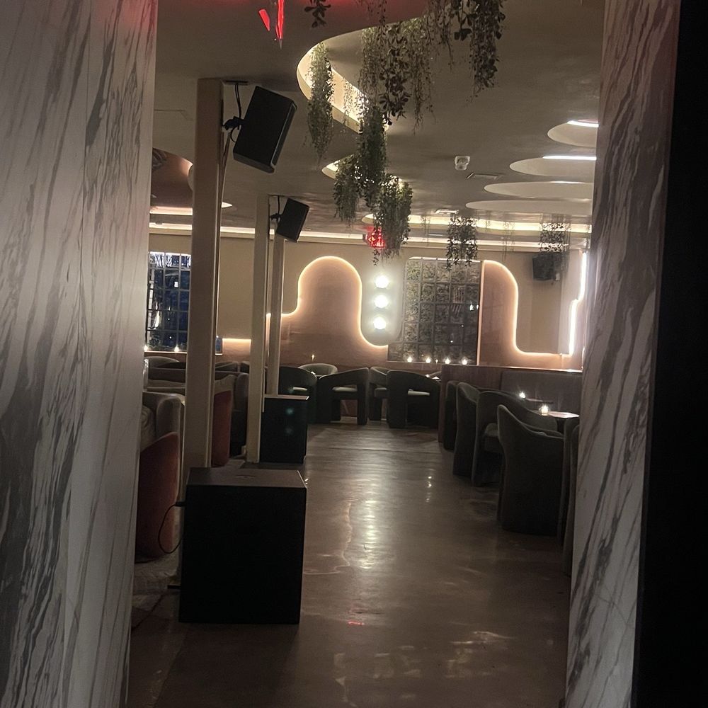 Melrose - Walkway from Bathroom - Cocktail Bars Near Me - Houston, Texas