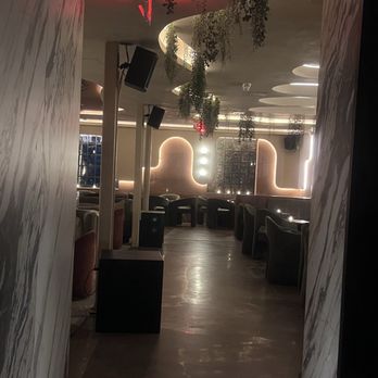 Melrose - Walkway from Bathroom - Cocktail Bars Near Me - Houston, Texas