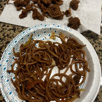 Quick Wok - Chicken lo mein, I took the chicken out to "showcase" it's just heavy breaded fried chicken pieces - Chinese Near Me - San Diego, California Quick Wok - Chicken lo mein, I took the chicken out to "showcase" it's just heavy breaded fried chicken pieces - Chinese Near Me - San Diego, California