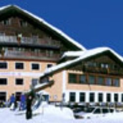 Salastrains - View of the hotel and restaurant during a sunny day in the winter