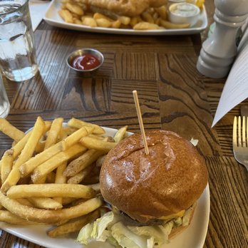 Buckingham Arms - Burger (front), fish and chips (back) - Pubs Near Me - Westminster, XGL Buckingham Arms - Burger (front), fish and chips (back) - Pubs Near Me - Westminster, XGL