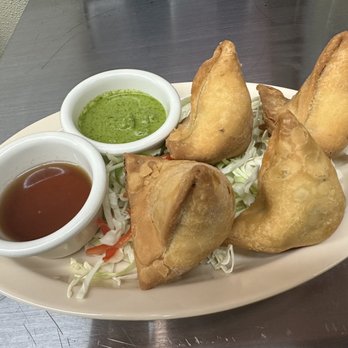 Everest Chilli Pepper - Samosa with sauce - Himalayan/Nepalese Near Me - Roseville, California Everest Chilli Pepper - Samosa with sauce - Himalayan/Nepalese Near Me - Roseville, California