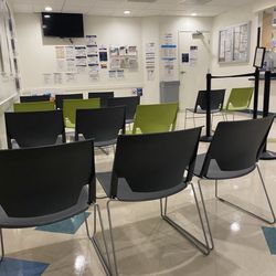 Eisner Health - Vacía la clinica y no quieren atender ahora solo por teléfono desde las 8;40 am hasta las 11:10 am y nadie en la clinica