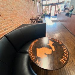 Mast's Coffee - Booth seating