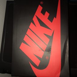 Here is an overall view of the damage to the box of the exclusively reserved sneakers. Here is an overall view of the damage to the box of the exclusively reserved sneakers.