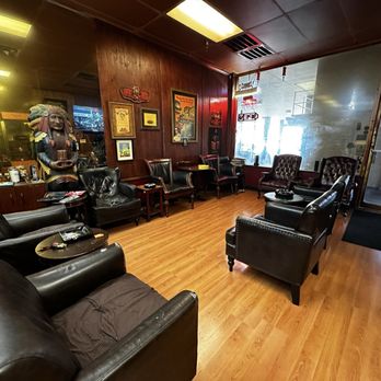 Belle Meade Premium Cigar - Front Lounge Area - Tobacco Shops Near Me - Nashville, Tennessee