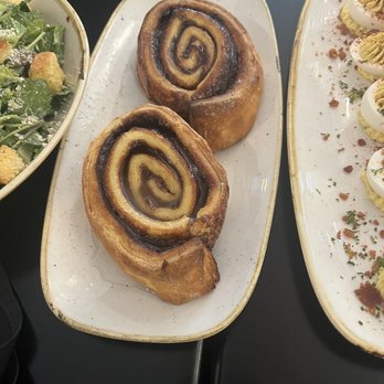 Ralph Sampson's American Taproom - Cinnamon Roll Skillet - Sports Bars Near Me - Charlottesville, Virginia
