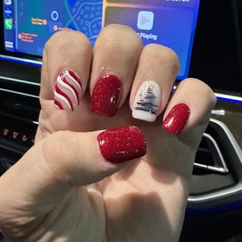 Ezzie Nails & Spa - Christmas manicure - Nail Salons Near Me - Geneva, Illinois