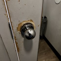 Lenox Hill Radiology - Changing rooms with no locks or lockers