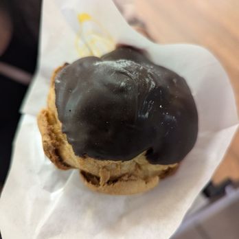 Beard Papa's - Chocolate eclair with vanilla - Bakeries Near Me - Austin, Texas