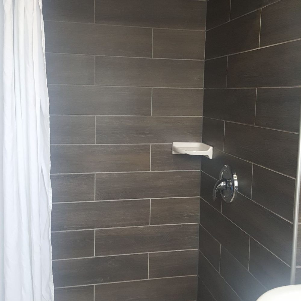 City View Motel - Upgraded showers. Stand shower - Hotels Near Me - Burlington, Ontario