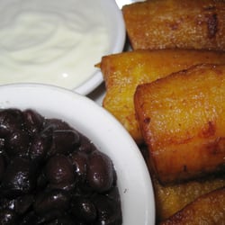 un solo sol - Platanos Fritos [VEGAN] con Frijoles Negros [VEGAN] y Crema [VEGETARIAN]