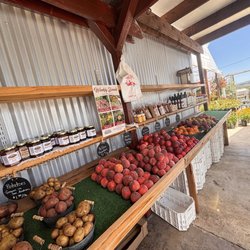 Hilltop Market - Produce stand