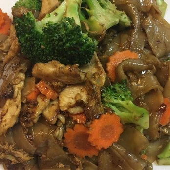 Rachawadee Thai Cafe - Pad See Ew with chicken - Thai Near Me - Mount Vernon, Washington Rachawadee Thai Cafe - Pad See Ew with chicken - Thai Near Me - Mount Vernon, Washington