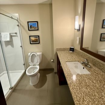 Comfort Inn & Suites - Bathroom - Hotels Near Me - Edgewood, New Mexico Comfort Inn & Suites - Bathroom - Hotels Near Me - Edgewood, New Mexico
