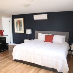 Loyalist Inn & Suites