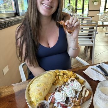 Pausa Café - Chicken omelet, with bacon, potatoes, and French toast. A customer favorite on the menu! - Coffee & Tea Near Me - Aguada, Puerto Rico