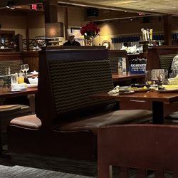 Red Lobster - Although you can't see all the way around us but every table beside the couple in the picture and ours needed bussing.