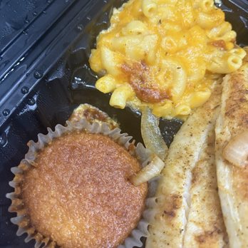 Sundays Eatery - Mac & cheese and corn bread - Soul Food Near Me - Miami Gardens, Florida Sundays Eatery - Mac & cheese and corn bread - Soul Food Near Me - Miami Gardens, Florida