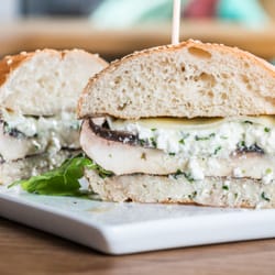 The Burger Republic - Veggie Burger mit Portobellopilz statt Hackfleischpatty