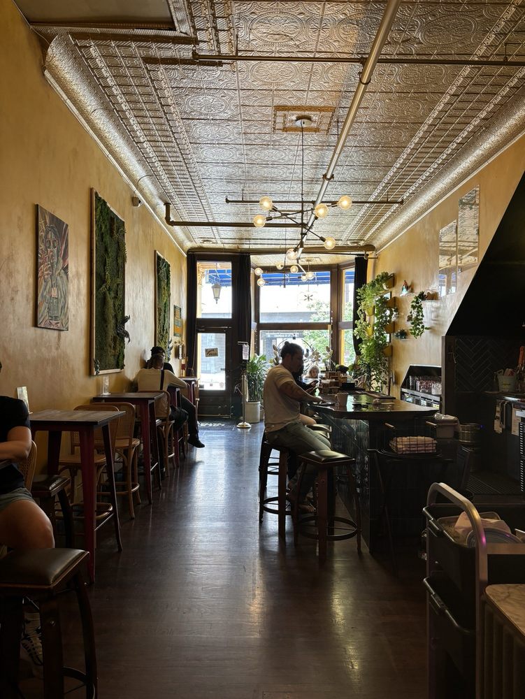 Lola's Eatery