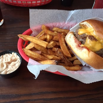 Casual - Lækker og saftig cheeseburger med syltede løg - American Near Me - Malmö, M Casual - Lækker og saftig cheeseburger med syltede løg - American Near Me - Malmö, M