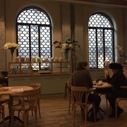 DeCanto - A great place to meet friends to catch up and have a cup of coffee or tea or chocolate