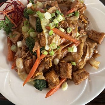 Lemongrass Thai Bistro - Pad See-Ew lunch special with tofu - Thai Near Me - Jacksonville, Florida
