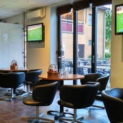 Sportbaren TimeOut Lyckeby - 店內有各式座位 非常明亮寬敞
