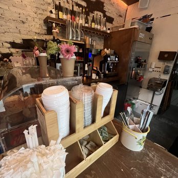 Dialogue Coffee & Flowers - Coffee & Tea Near Me - New York, New York