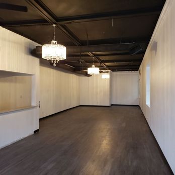 Daniels Construction - empty room with white walls and wood floors - General Contractors Near Me - Kaufman, Texas Daniels Construction - empty room with white walls and wood floors - General Contractors Near Me - Kaufman, Texas