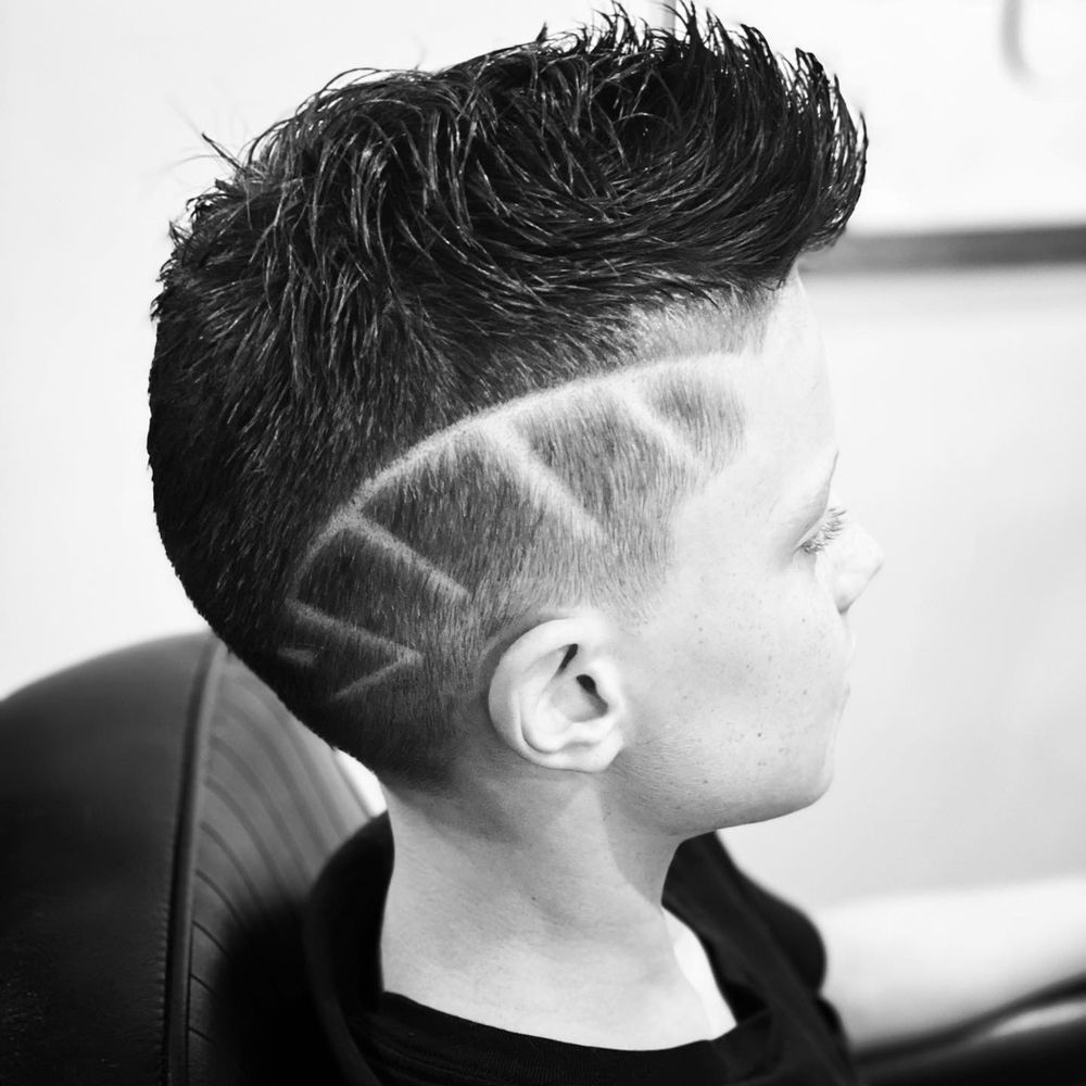 V Master Barber & Stylist Logo