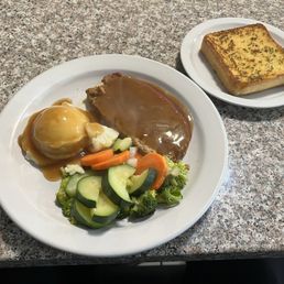 Senior lunch meatloaf with mashed potatoes, veggies, and garlic toast.
