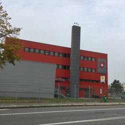 Wellensteyn Werksverkauf - Bushaltestelle direkt vor dem Verwaltungsgebäude mit Store Werksverkauf