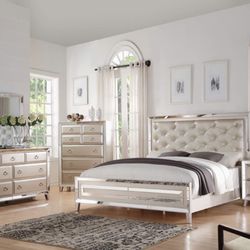 The Bro's Furniture - Beautiful bedroom set. With mirror inserts.